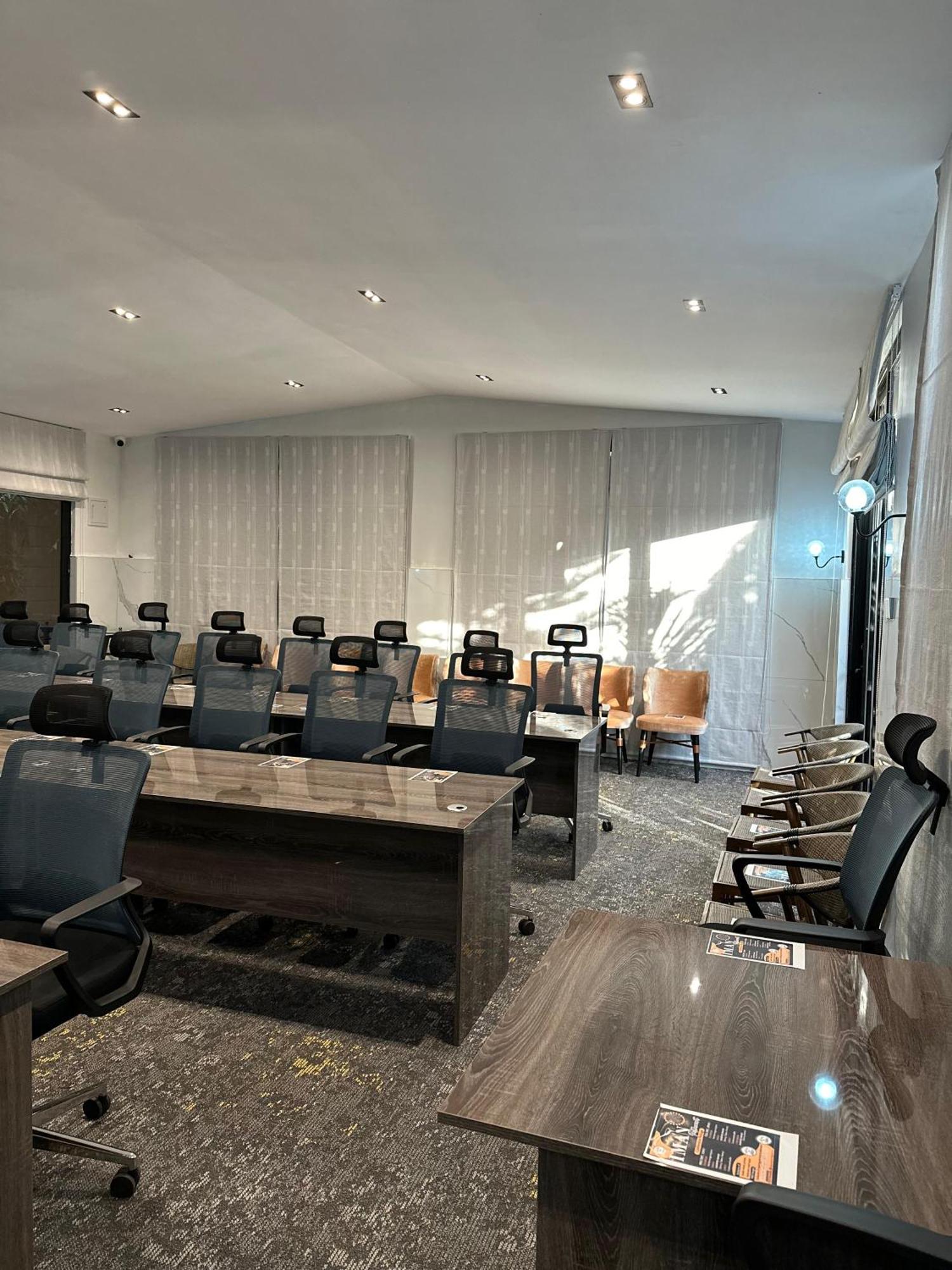 Iman Hotel Isiolo Esterno foto