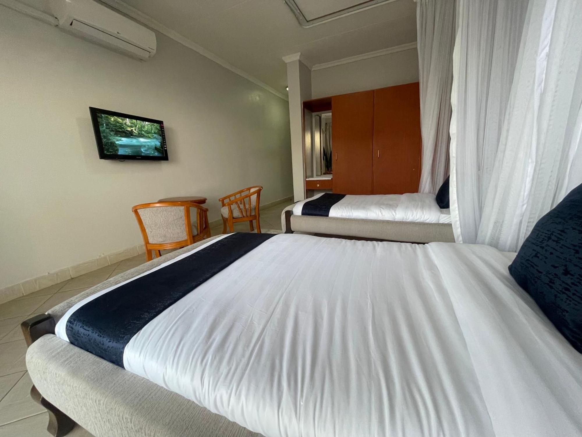Iman Hotel Isiolo Esterno foto