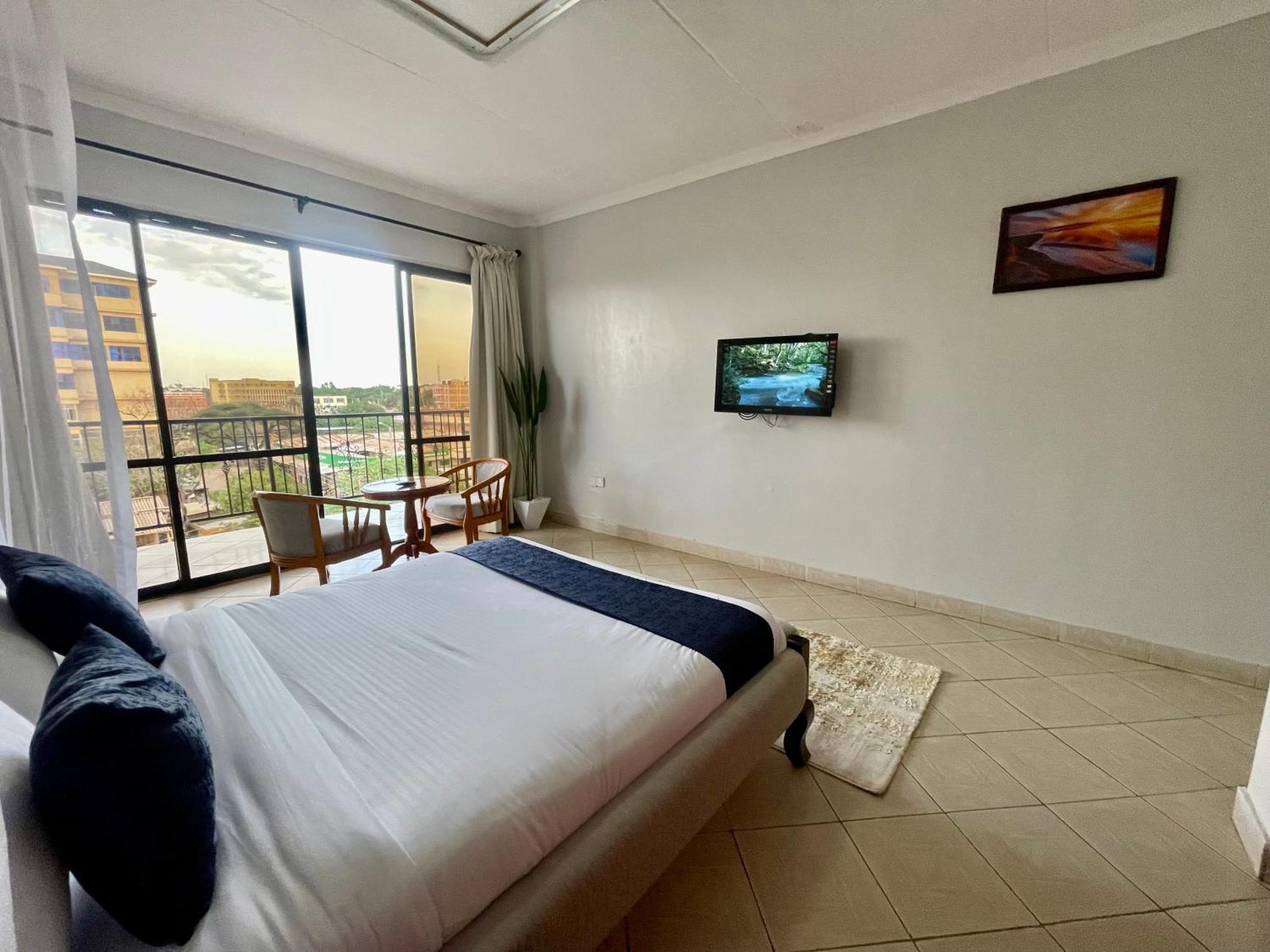 Iman Hotel Isiolo Esterno foto