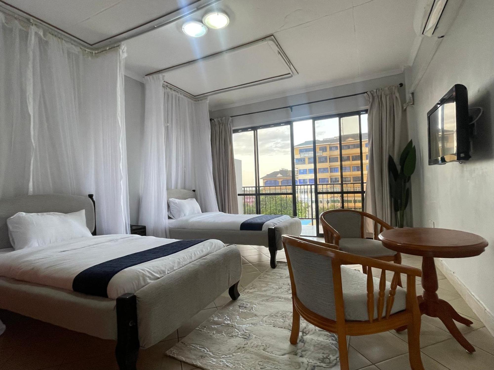 Iman Hotel Isiolo Esterno foto