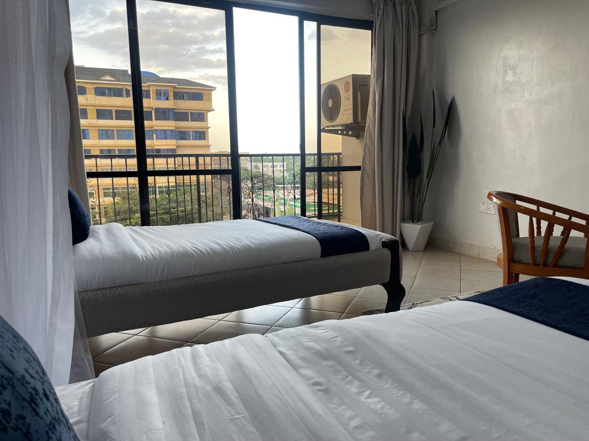 Iman Hotel Isiolo Esterno foto