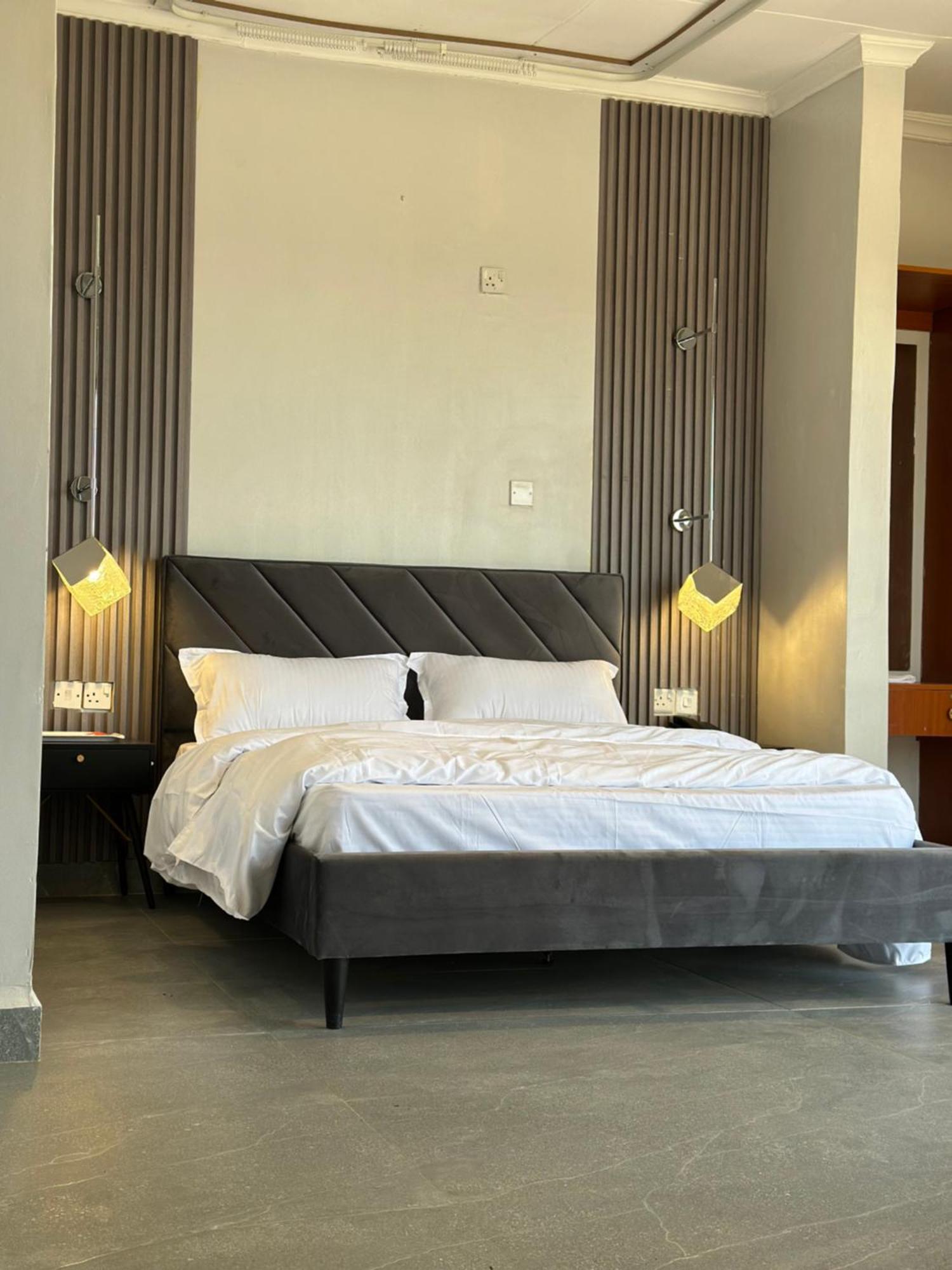 Iman Hotel Isiolo Esterno foto