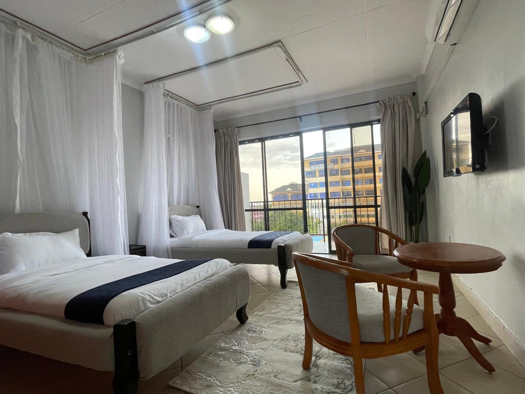 Iman Hotel Isiolo Esterno foto