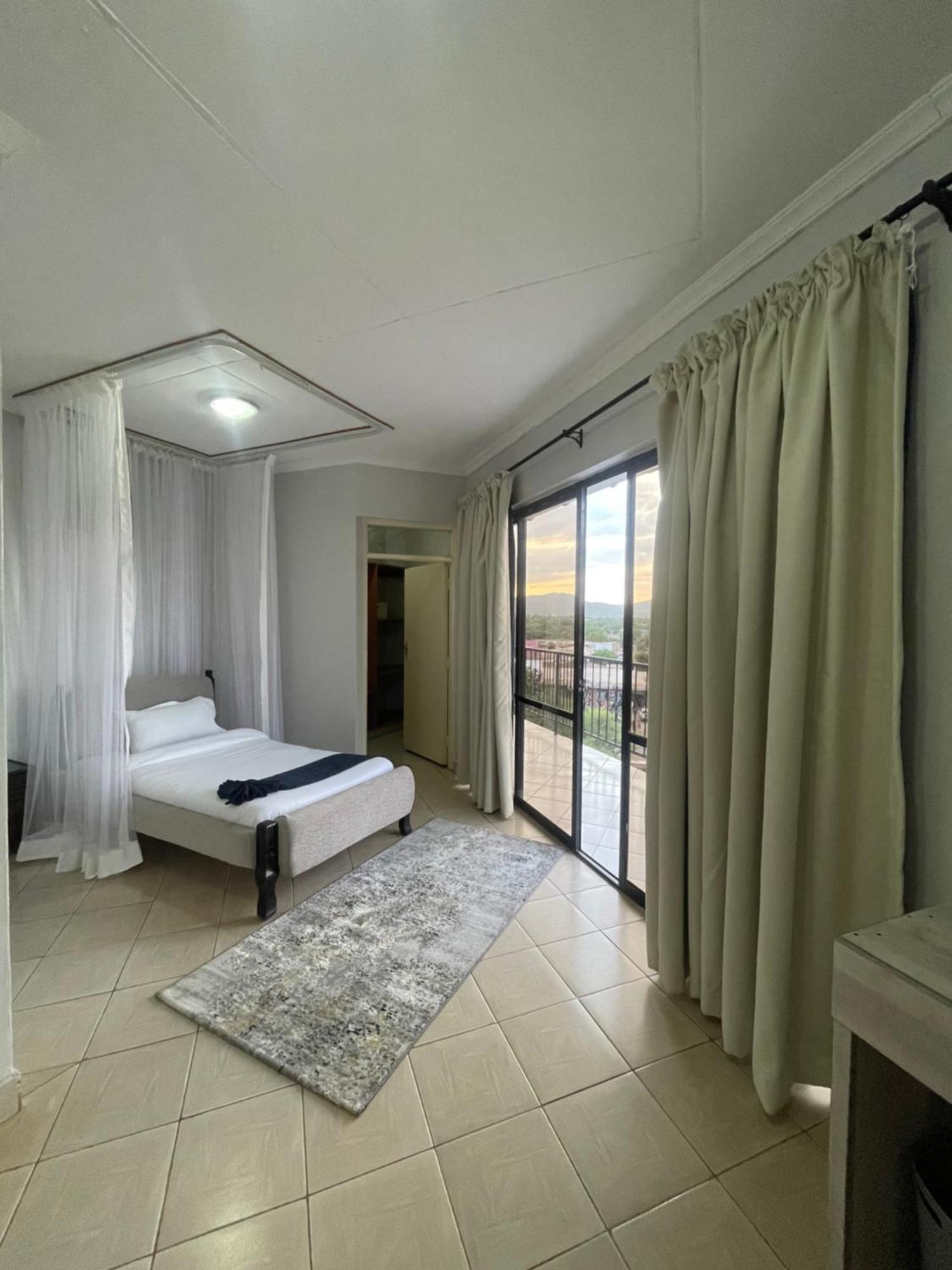 Iman Hotel Isiolo Esterno foto